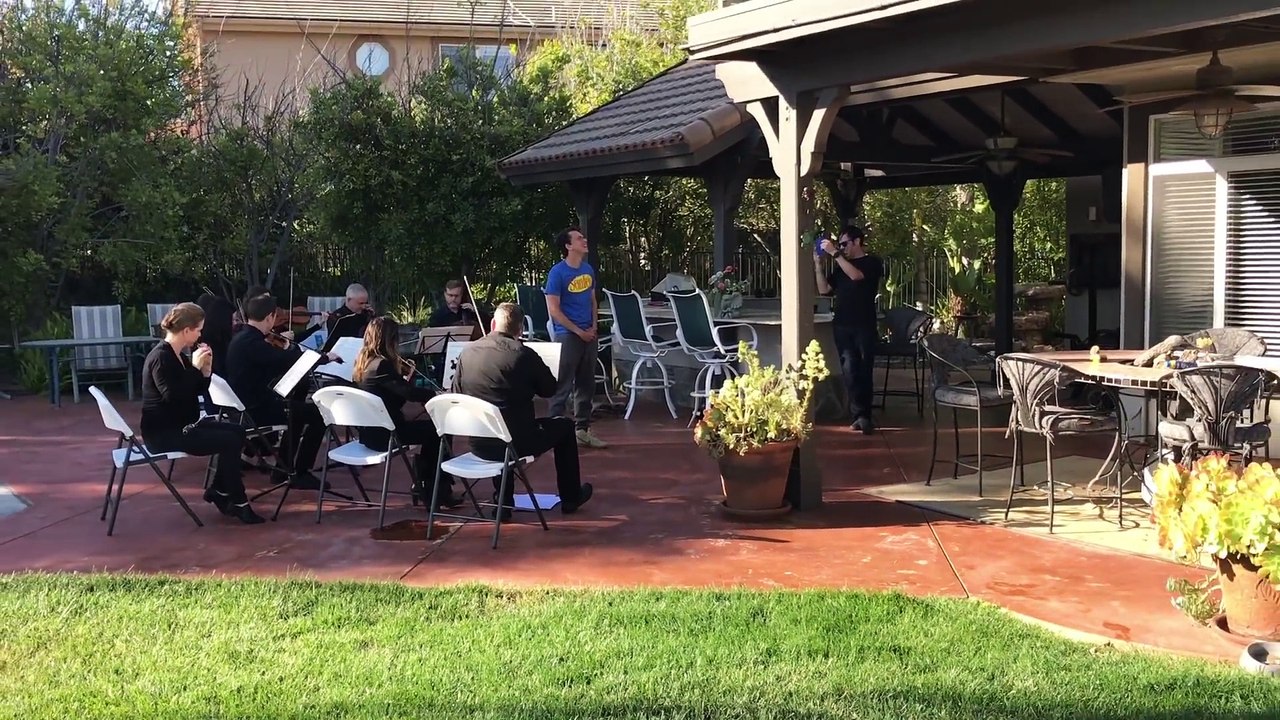 Ce rappeur a engagé un orchestre pour réveiller sa femme le jour de son anniversaire!