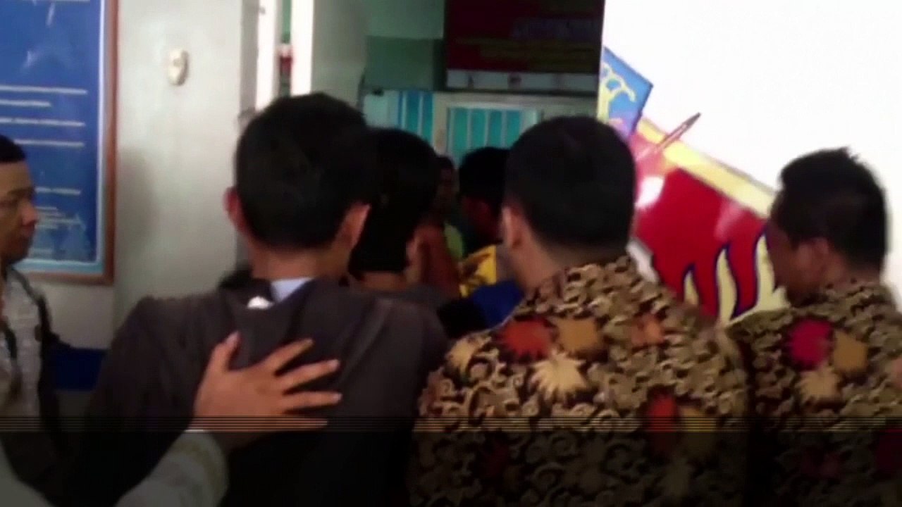 Hundreds of inmates escape overcrowded prison in Indonesia