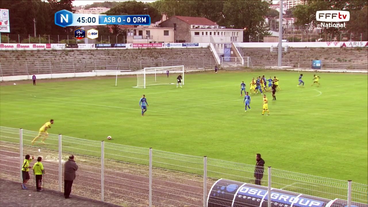 Rogie qui frappe directement ce coup franc, mais pas assez dangereux