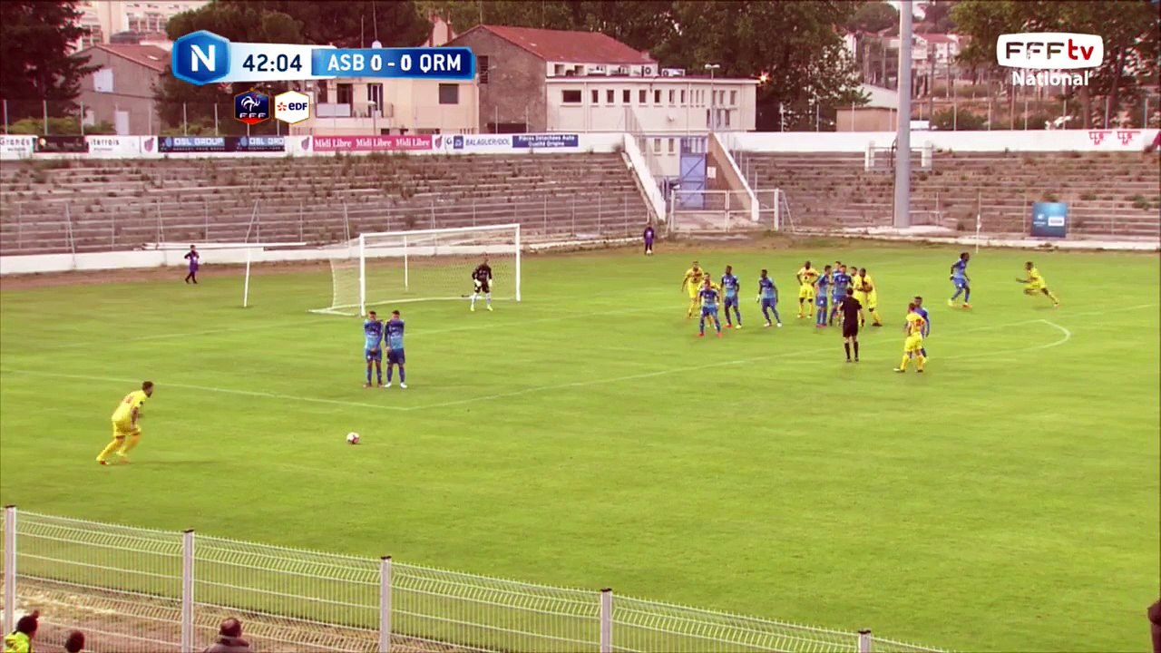 Coup franc très bien tiré par Rogie mais une position de hors jeu est signalée