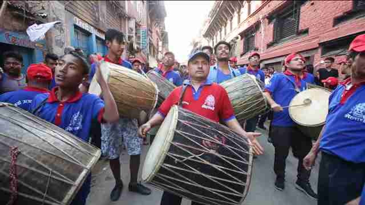 Devotos budistas e hindúes piden "buen monzón" a dios de la lluvia en Nepal