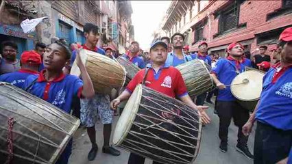 Devotos budistas e hindúes piden "buen monzón" a dios de la lluvia en Nepal