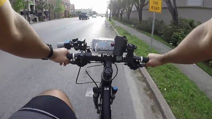 Policia em bicicleta usa medidor para verificar se carros cumprem distancia de segurança