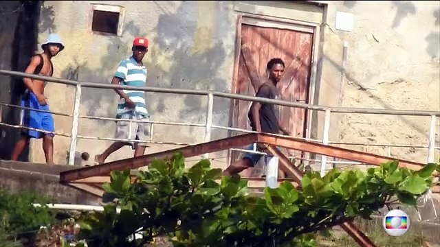 Imagens exclusivas mostram adolescentes armados nos morros do Rio