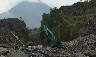 Descargar video: 3 Orang Tewas Tertimbun Tebing Pasir yang Longsor