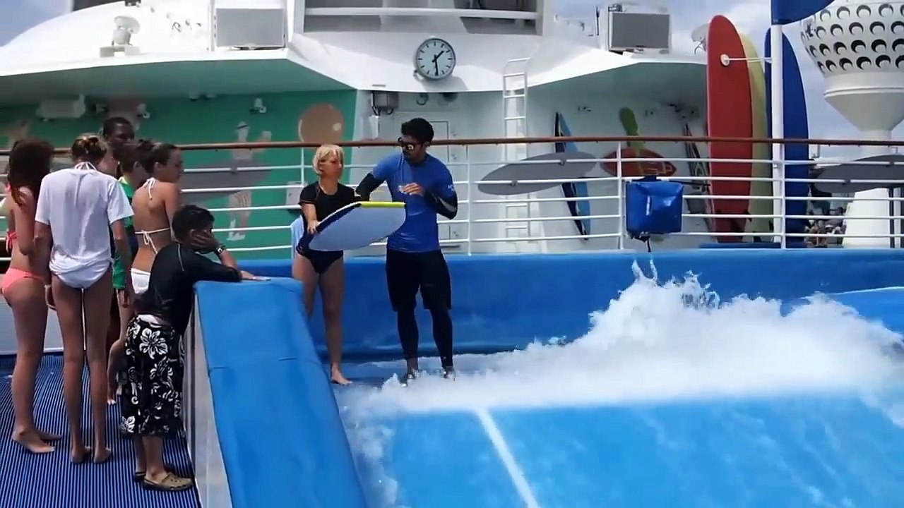 Elle perd son maillot de bain dans une vague artificielle