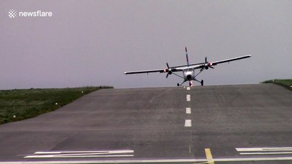 Plane struggles to land in high winds