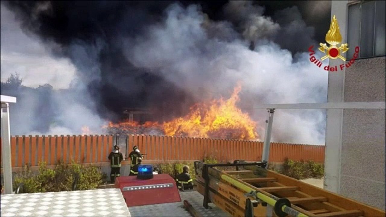 Roma - maxi incendio in deposito di plastica: aperta inchiesta