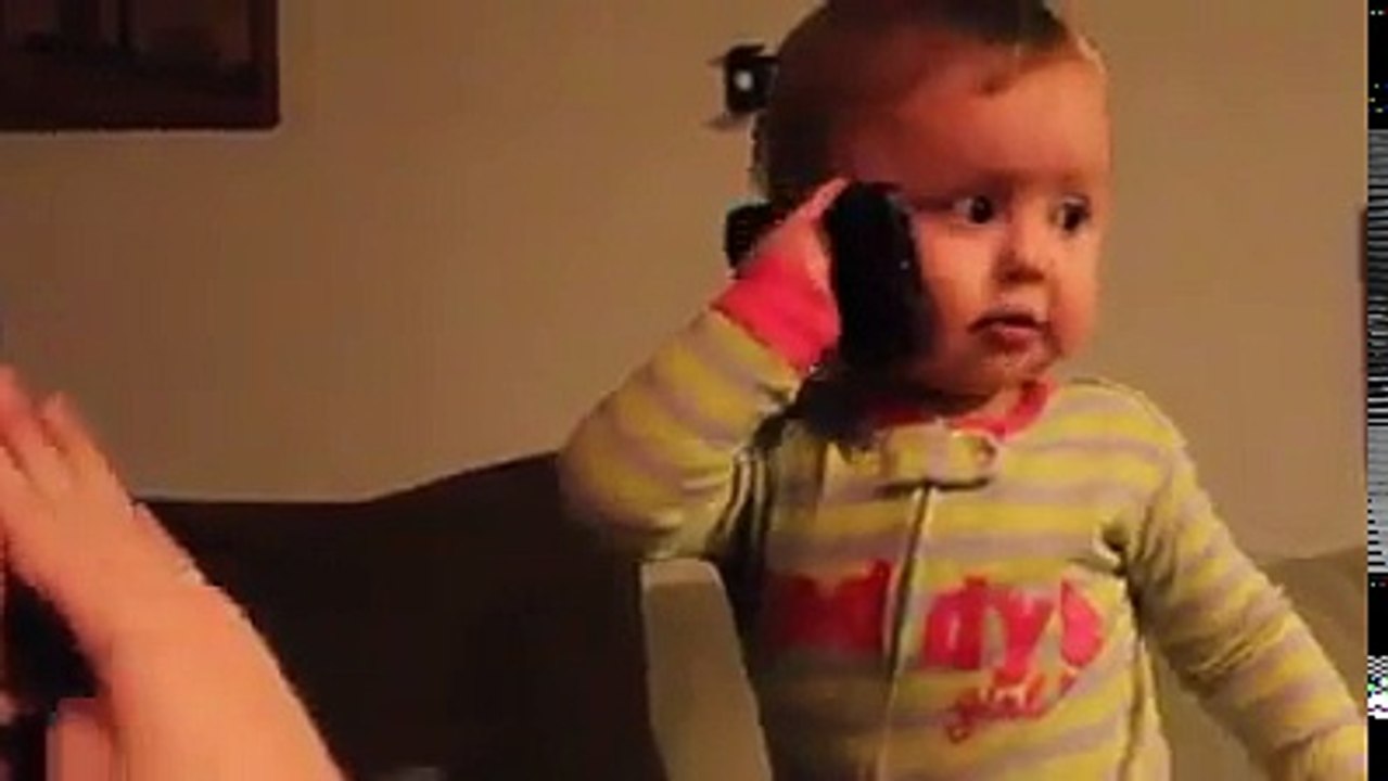 Beba i tata pricaju telefonom :D :D :D
