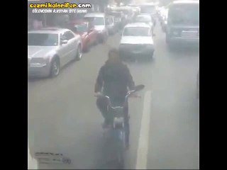 Ağzında Sakızı Şişirip Şişirip Arsız Arsız Patlatıyor