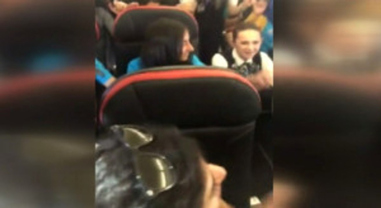 Uçakta Hosteslerle Halay Çektiler