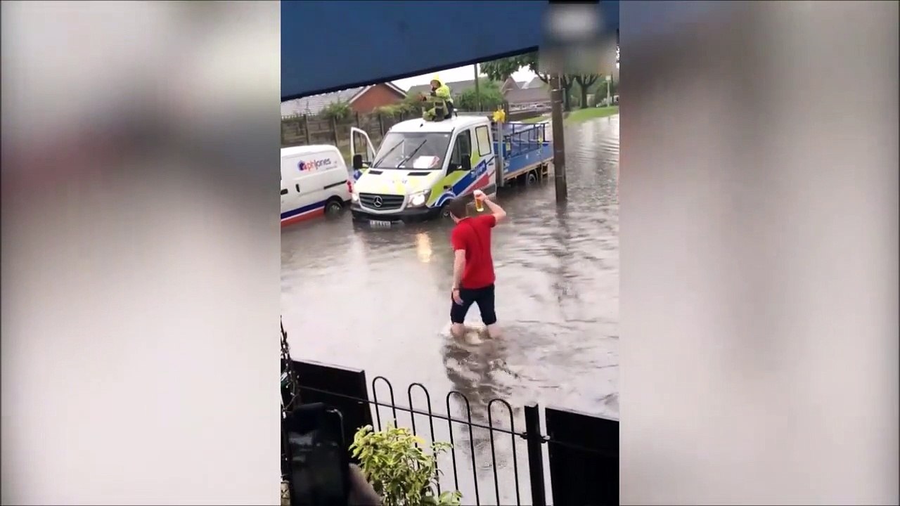 Ils savent comment réconforter ces ouvriers coincé par les inondations