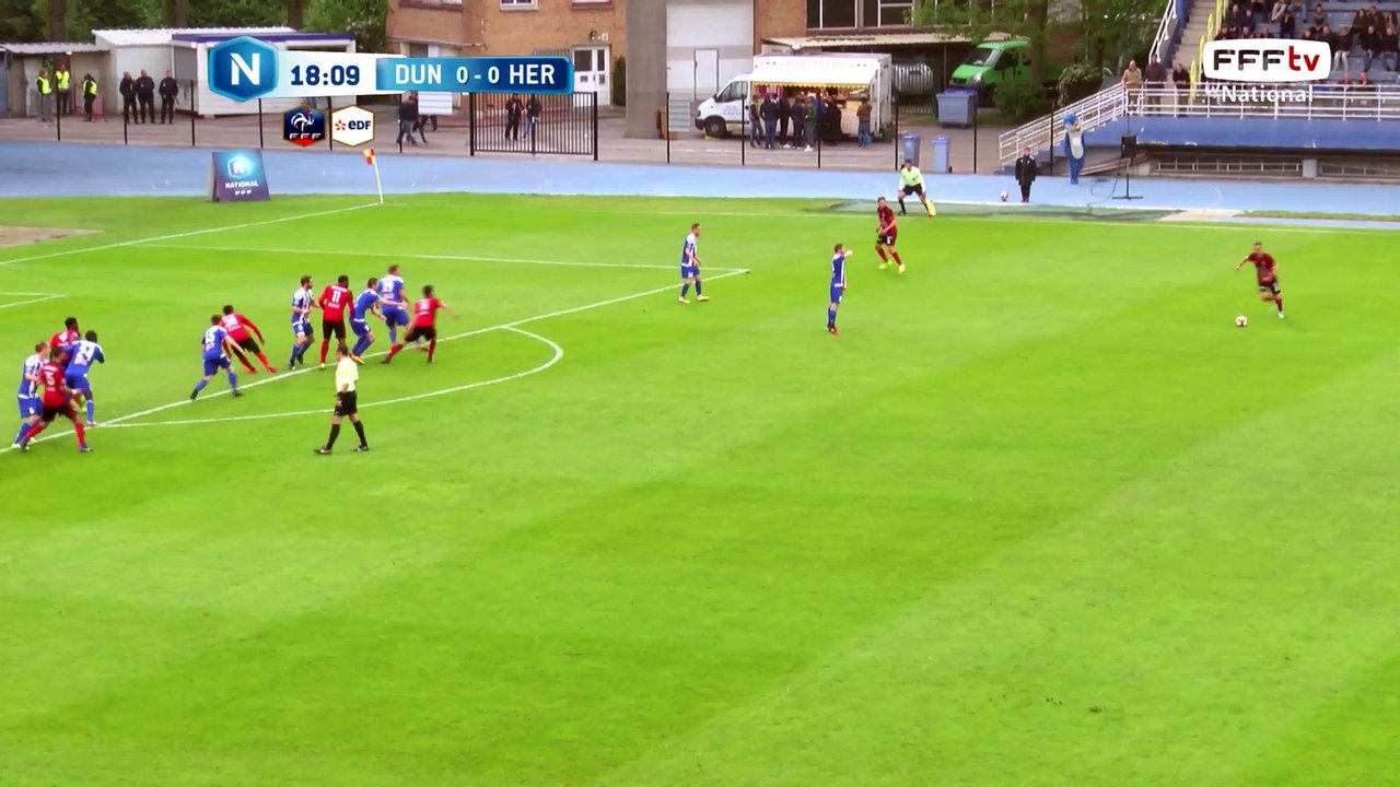 Coup franc qui passe pas loin de la lucarne