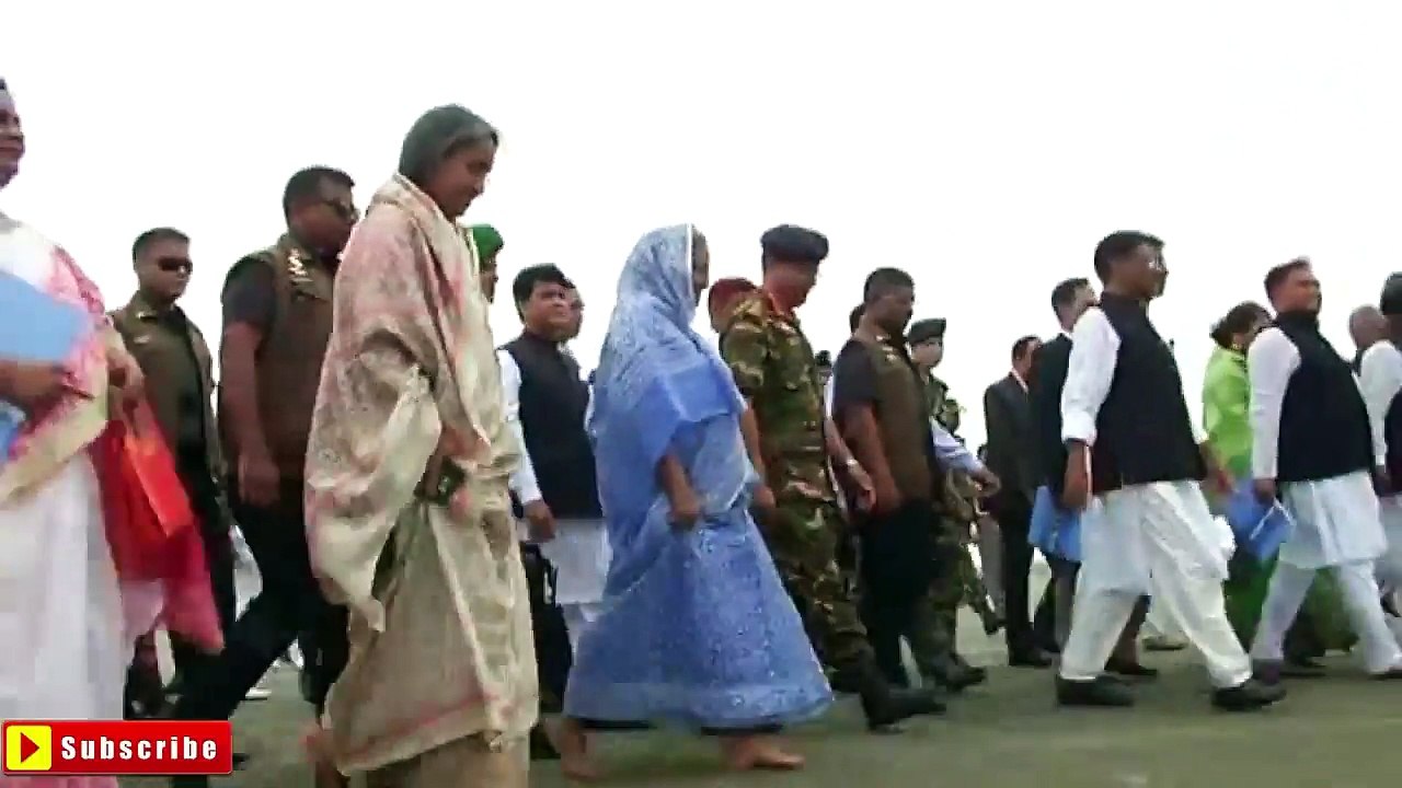 কক্সবাজার-সৈকতে-খালি-পায়ে-হাটলেন-প্রধানমন্ত্রী-শেখ-হাসিনা - flashfile9.Com