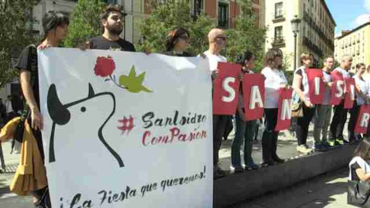 Activistas reivindican unas fiestas de San Isdiro con "ComPasión" y sin tauromaquia