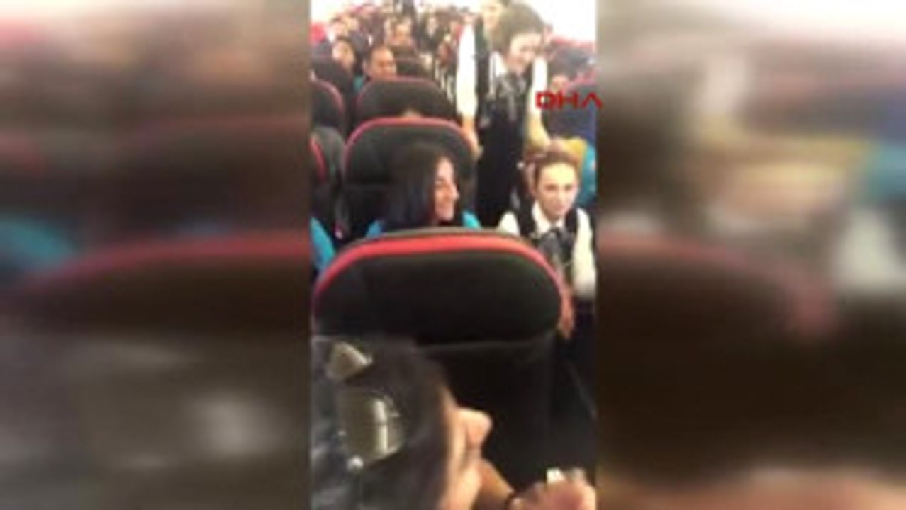 Hostesler Havada, 'Lorke Lorke' Türküsü Ile Halay Çekti