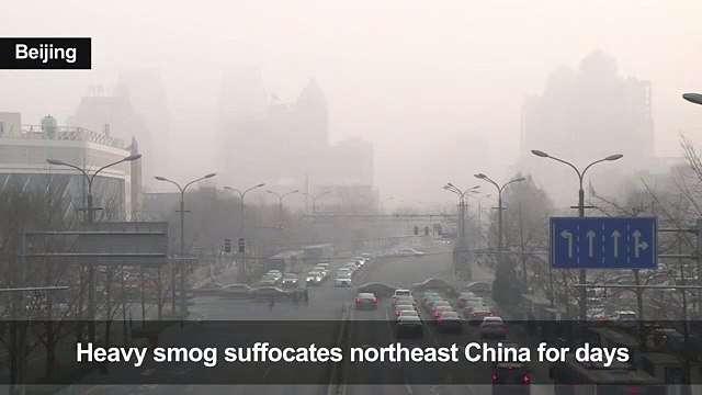China chokes under heavy smog