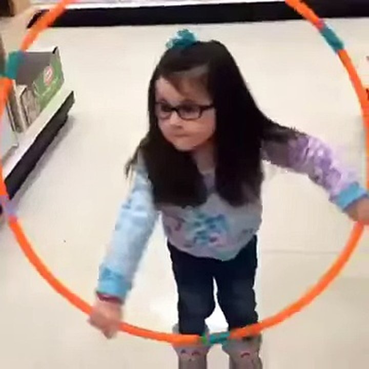 Video Viral - Niña falla jugando con un hula hula