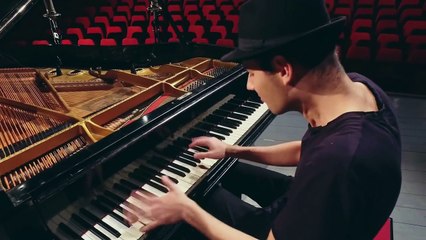 Il joue du Queen tellement vite au piano ! Dont Stop Me Now