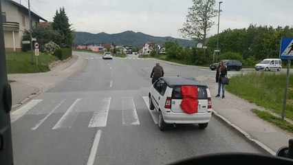 Ce vieux remorque une voiture à vélo !!!