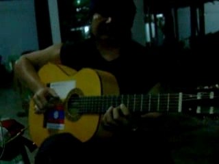 TOM Thailandais avec ma guitare