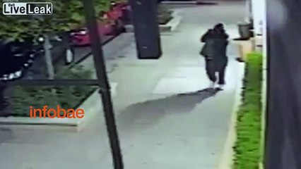 Increible la forma en la que asaltan a esta mujer en NUEVA YORK