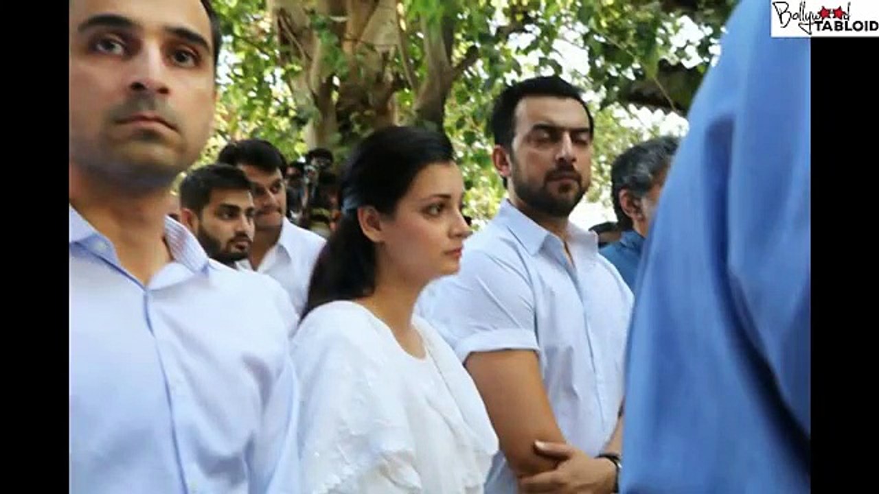Celebrities_Crying_During_Vinod_Khanna_27s_Last_Rites_-_Funeral
