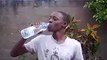 Afrikanischer Junge trinkt Wasser und redet Deutsch