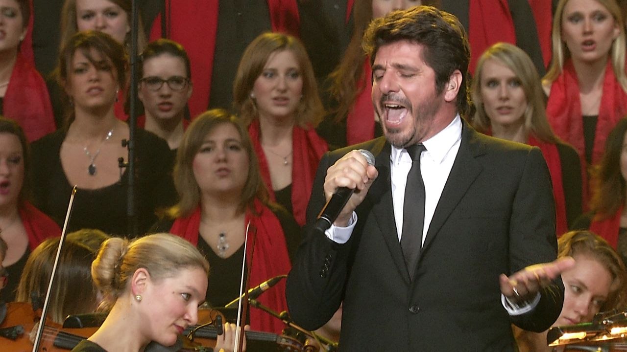 Patrick Fiori chante "The Show must go On" avec les 2000 choristes