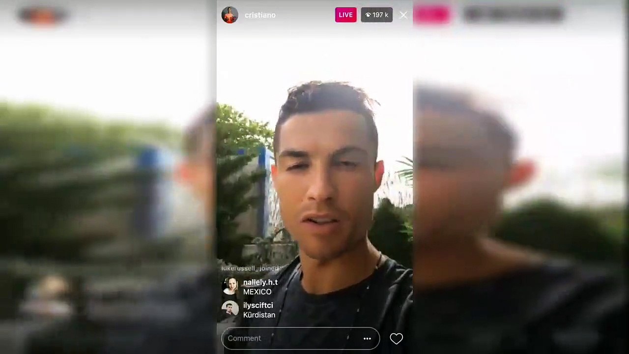 كريستيانو رونالدو وامام 200 ألف شخص في مباشر له على الانستجرام يقول : المغرب المغرب   