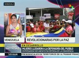 Mujeres venezolanas marchan a favor y en contra del gobierno