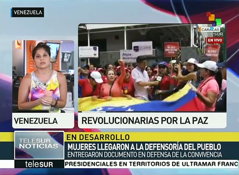 Mujeres venezolanas marchan a favor y en contra del gobierno