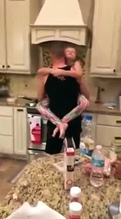 Elle croyait que son homme et sa fille préparaient le petit dej mais ce qu'elle voit à la place l'a bouleversée !