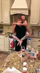 Elle croyait que son homme et sa fille préparaient le petit dej mais ce qu'elle voit à la place l'a bouleversée !