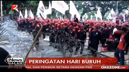 Buruh Tarik Kawat Pembatas Istana