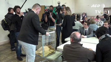 Francia: Cierra votación presidencial con baja participación
