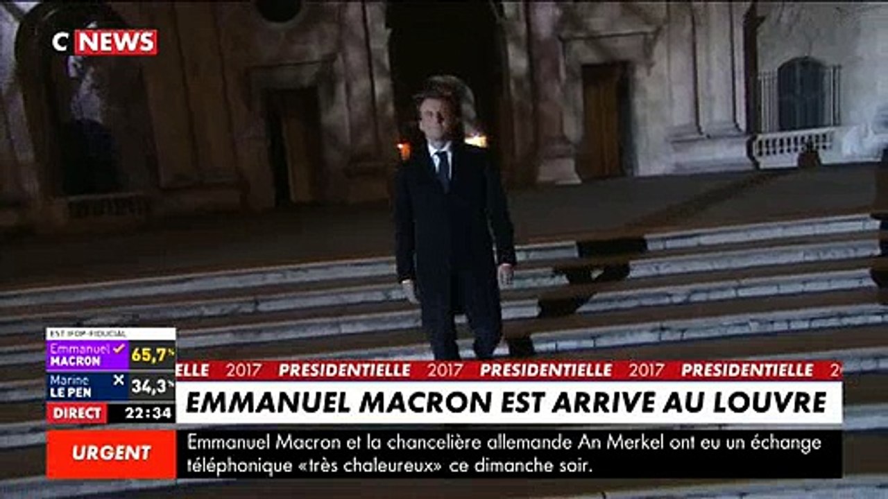 Regardez le moment historique de l'arrivée d'Emmanuel Macron, seul, au Louvre marchant longuement