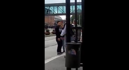 Un nazi provoque un turque et va le payer cher.