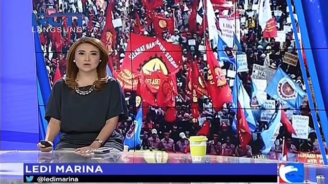 Unjuk Rasa Buruh Diwarnai Aksi Bakar Keranda Mayat