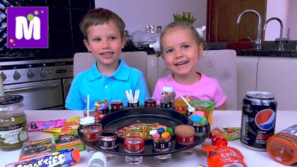 ЧЕЛЛЕНДЖ абсолютно НОВЫЙ 2017 Пьем духи Запиваем тухлой водой от яиц crazy roulette Kids Challenge видео Кати и Макса