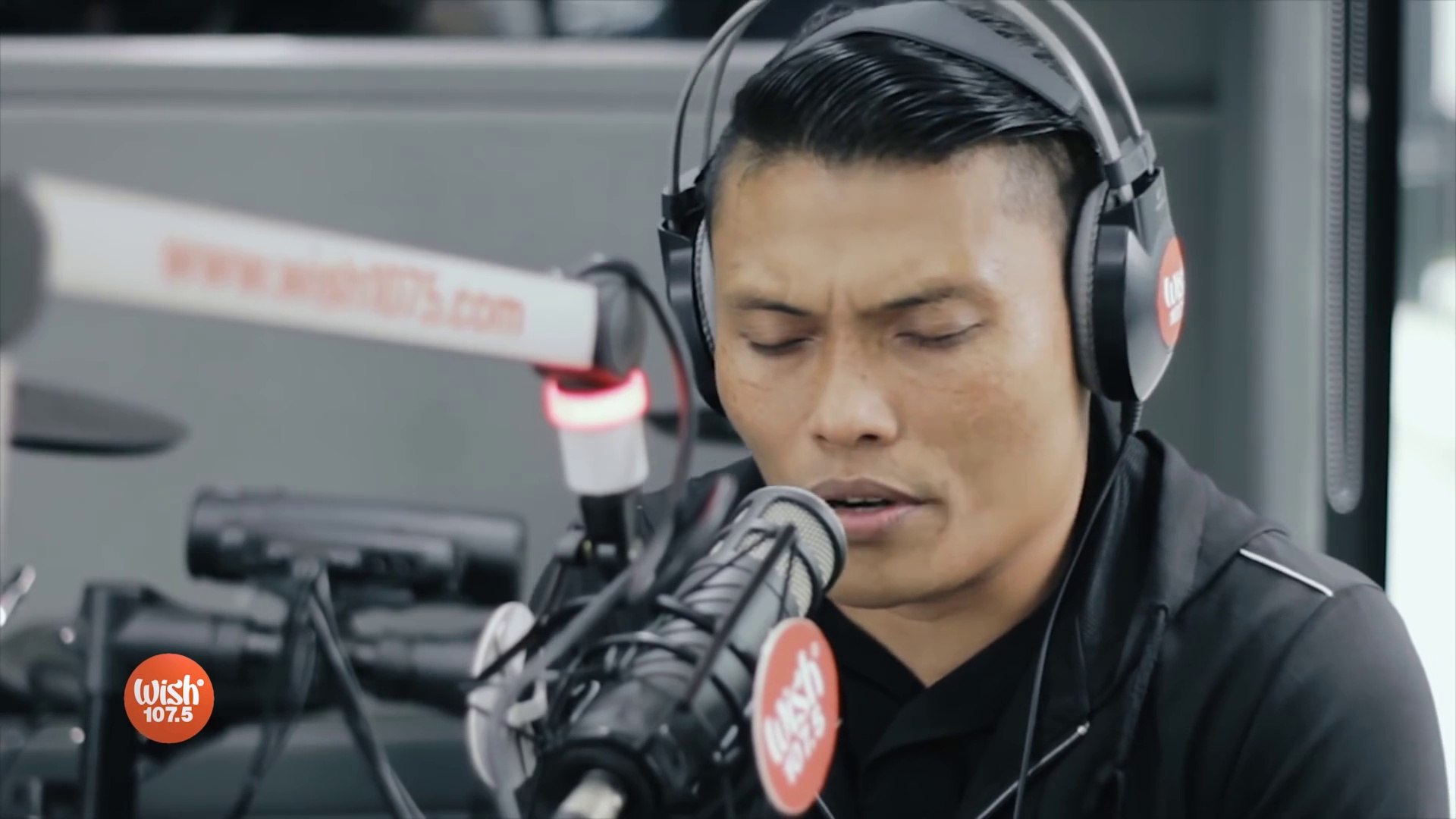 Roland 'Bunot' Abante covers _To Love Somebody_ (Michael Bolton) LIVE on  Wish 107.5 Bus