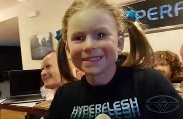 Cet homme teste un masque de petite fille vraiment réaliste et flippant !