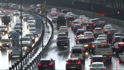 Istanbul'da Yağmur ve Trafik Yoğunluğu