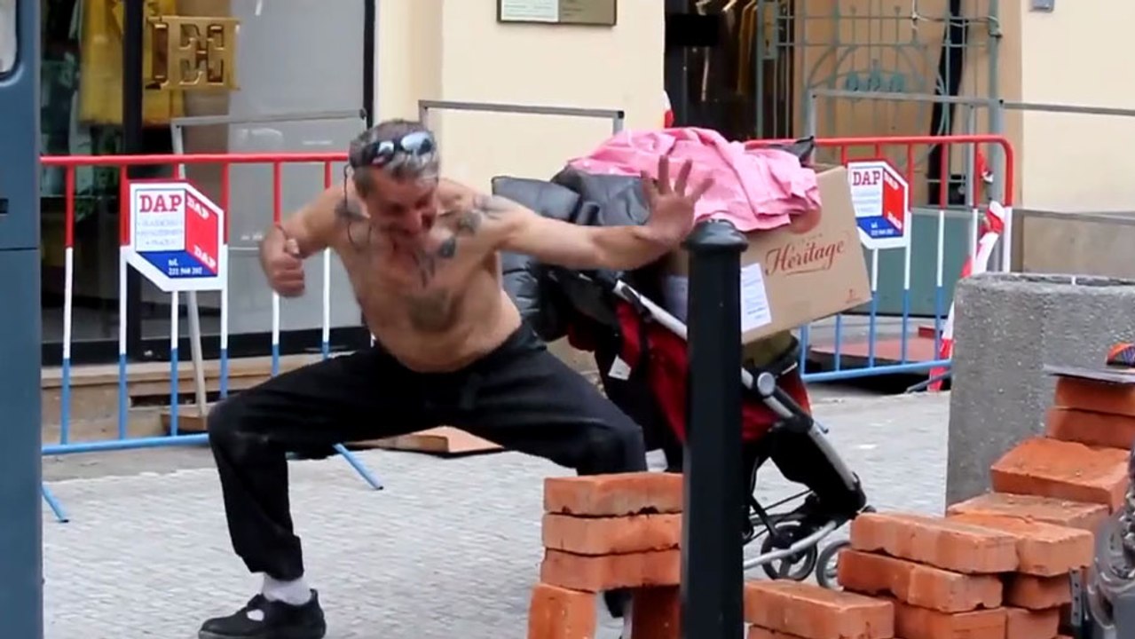 Un homme bourré tente de casser des briques..