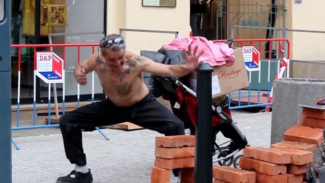 Un homme bourré tente de casser des briques..