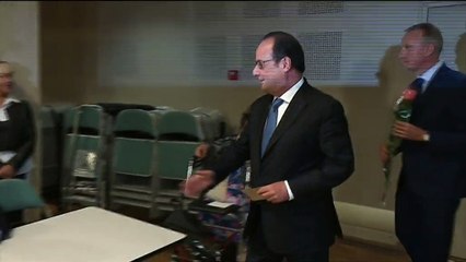 Présidentielle : François Hollande glisse son bulletin dans l'urne à Tulle, en Corrèze