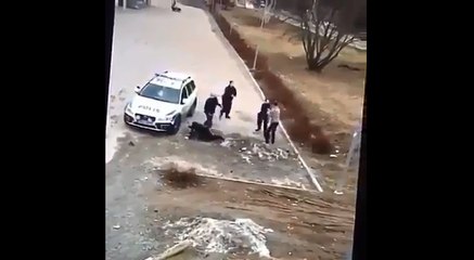 4 policiers essaye d’arrêter un homme.