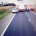 Un conducteur impatient tente le tout pour le tout pour doubler 2 camions