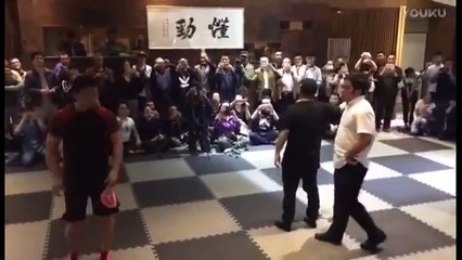 Un combat entre un professeur de MMA et de Taichi qui se termine en moins de 10 secondes