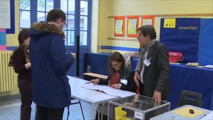 بدء الاقتراع بالجولة الحاسمة لانتخابات الرئاسة الفرنسية